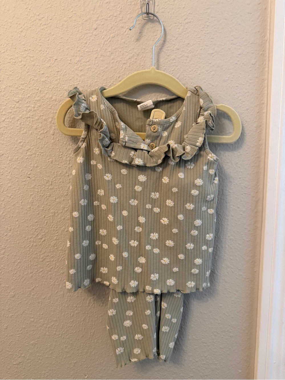 H&M Toddler Girls Sage Ruffle Neck Daisy Print Tank Top with Matching Pants